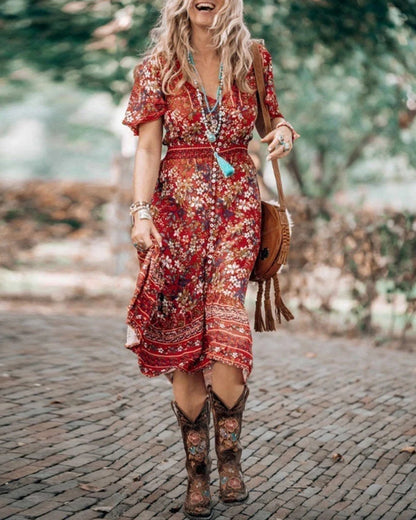 Boho-bedrucktes kleid mit kurzen ärmeln und schlitz