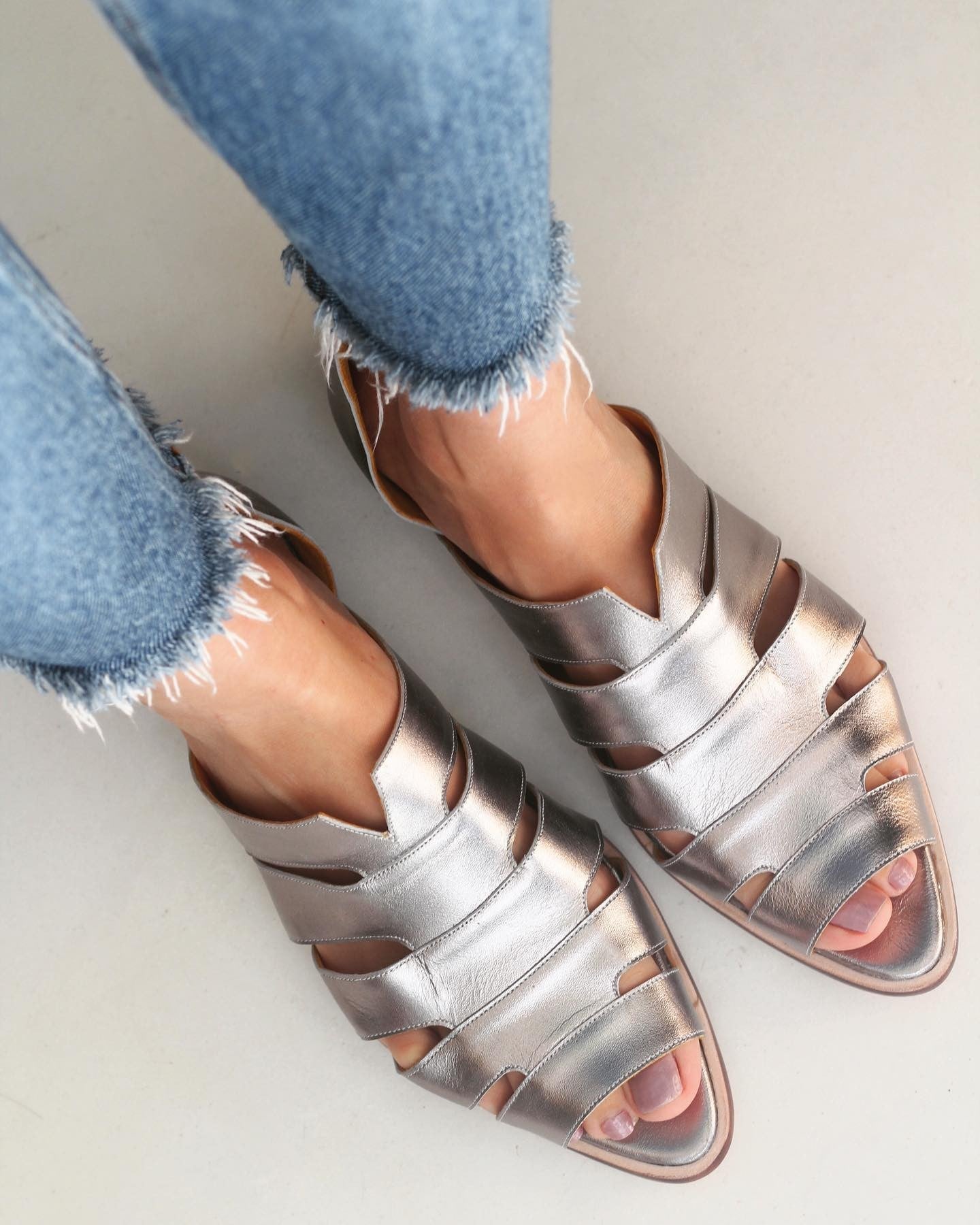 Flat pointed pen toe Roman sandals