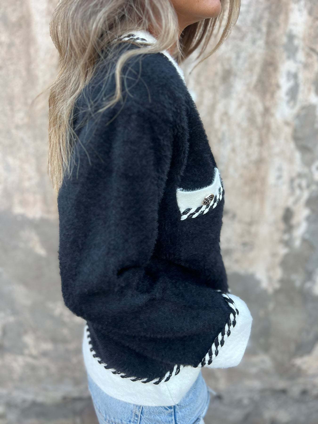 Black and white contrast long-sleeved pocket button knitted jacket