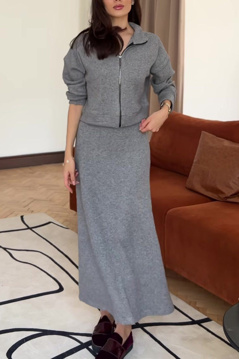 Zweiteiliges Set aus einfarbigem Strick-Revers-Reißverschlussoberteil und Maxirock