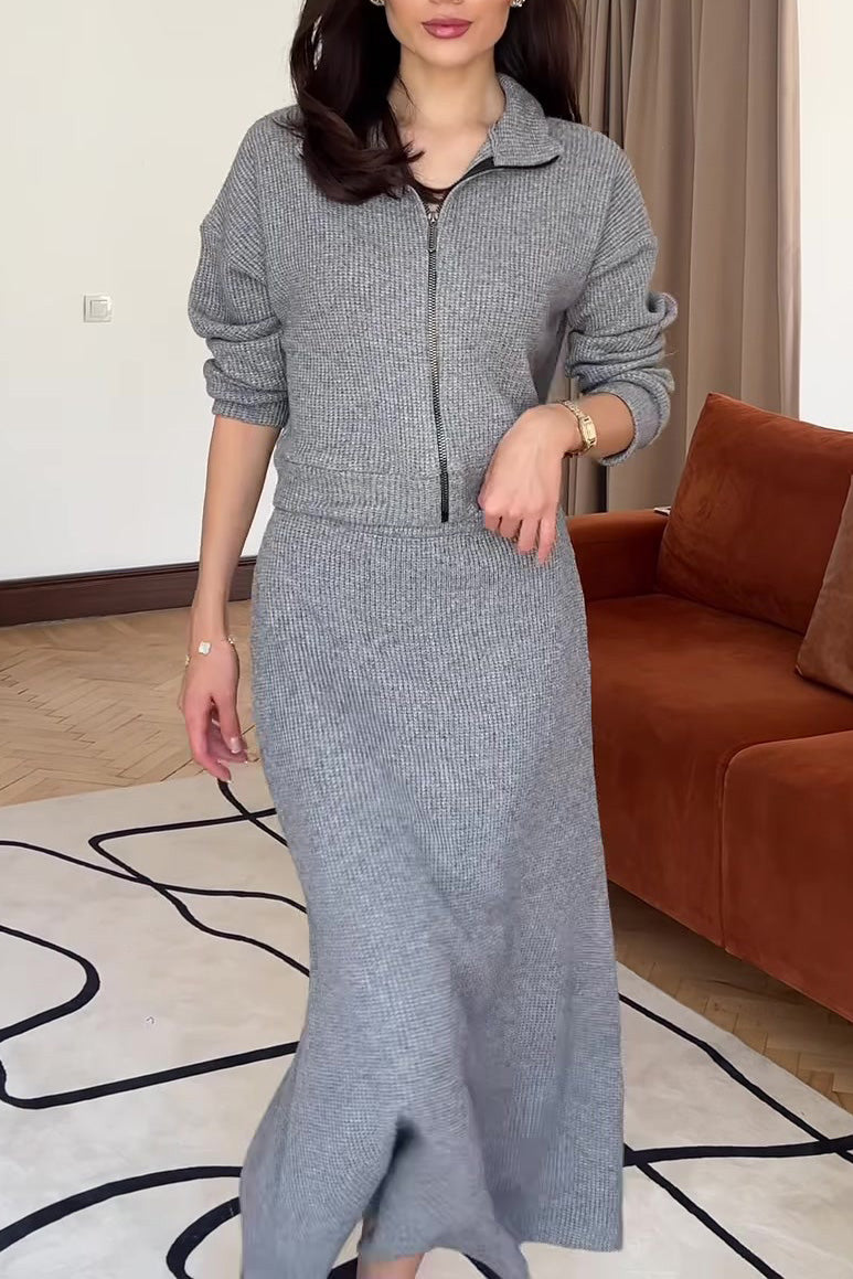 Zweiteiliges Set aus einfarbigem Strick-Revers-Reißverschlussoberteil und Maxirock