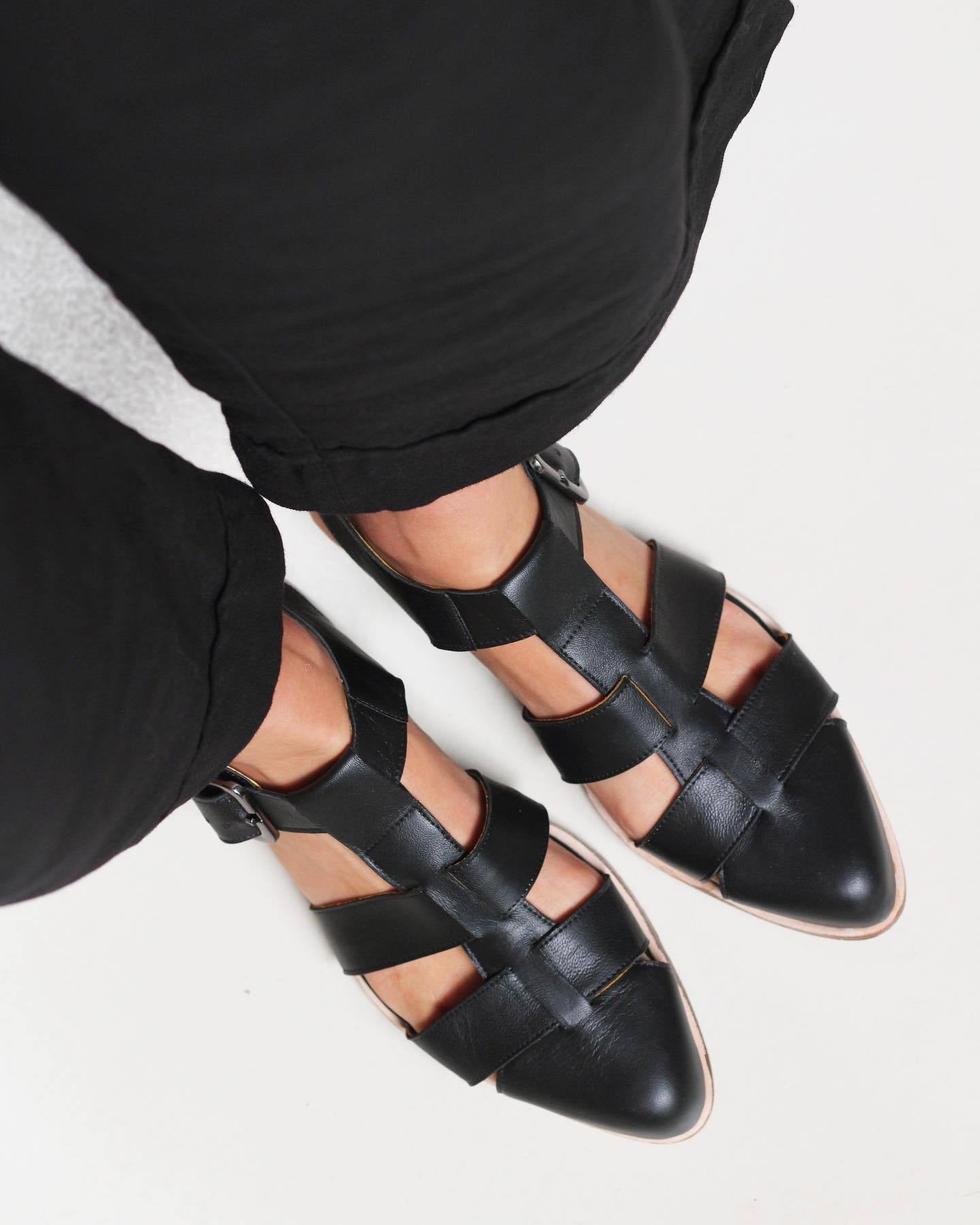 Vintage low heel Roman closed toe sandals