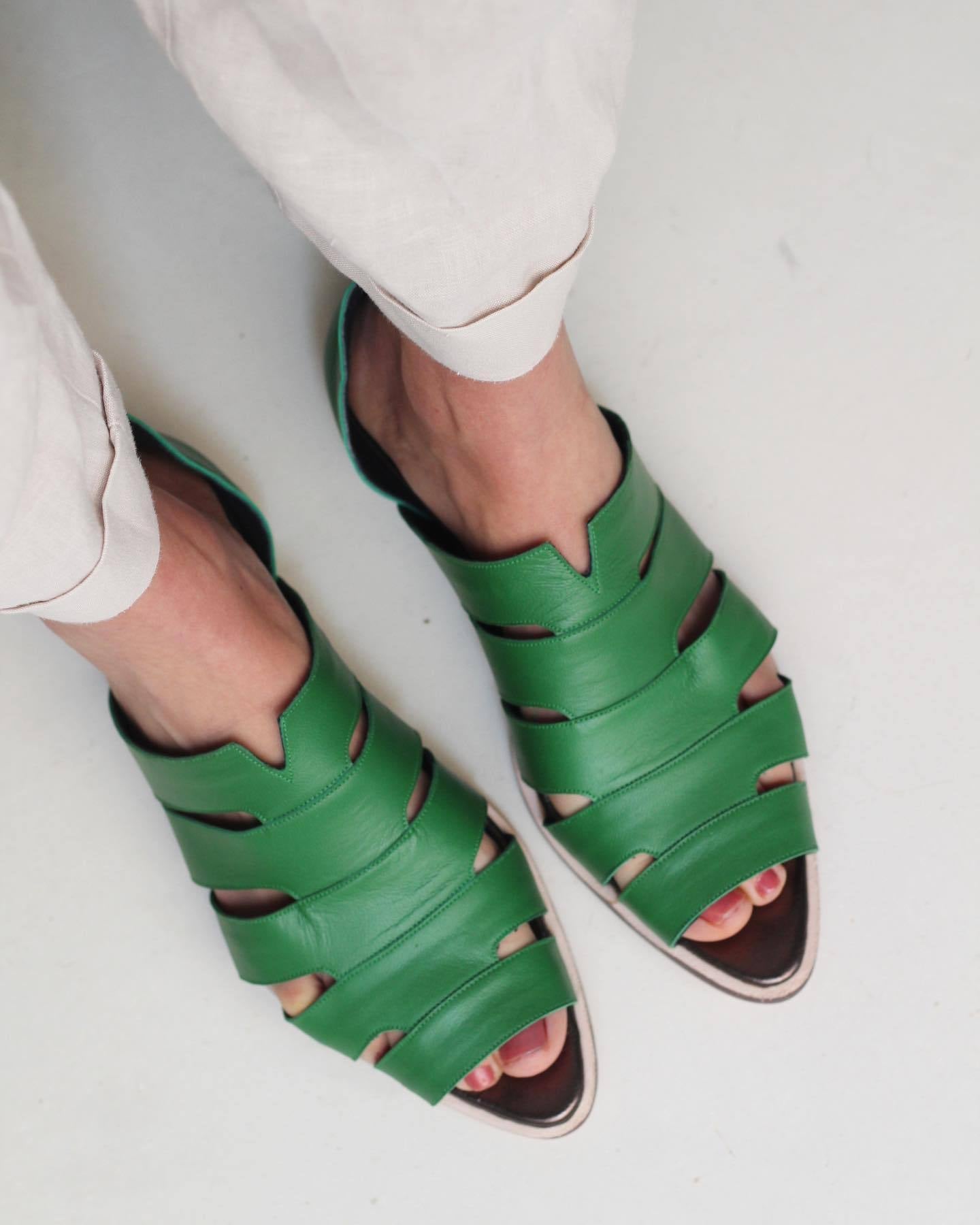 Flat pointed pen toe Roman sandals