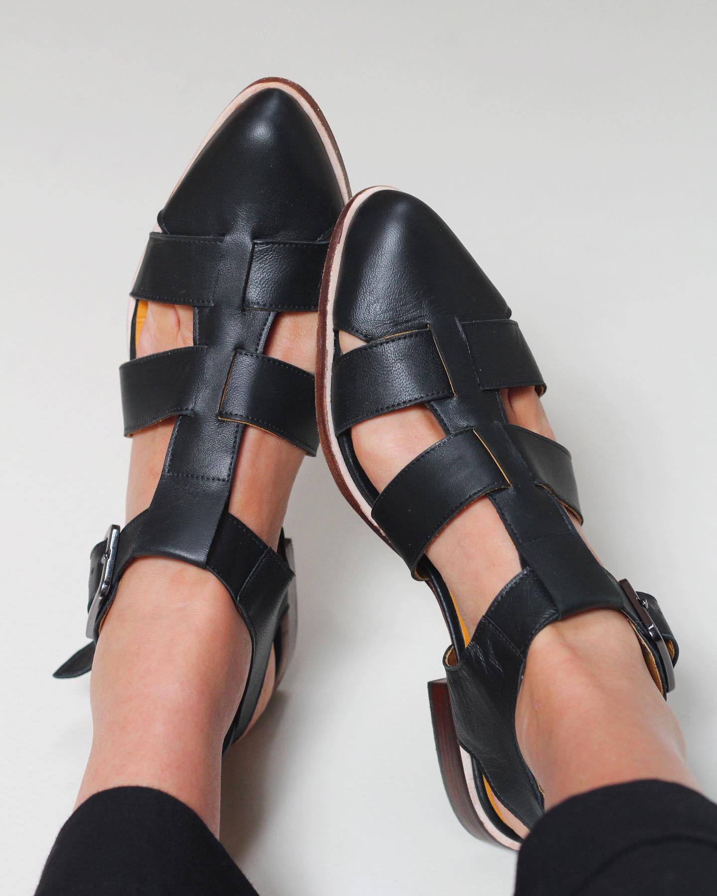 Vintage low heel Roman closed toe sandals