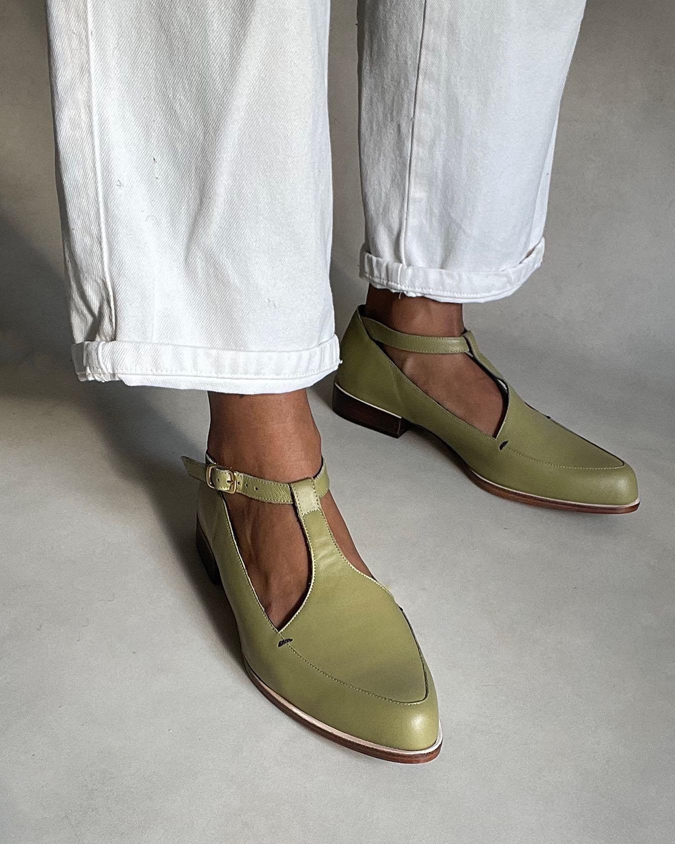 Chaussures chics à talons bas et bout pointu avec bride en T