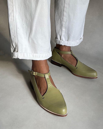 Chaussures chics à talons bas et bout pointu avec bride en T