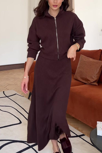 Zweiteiliges Set aus einfarbigem Strick-Revers-Reißverschlussoberteil und Maxirock