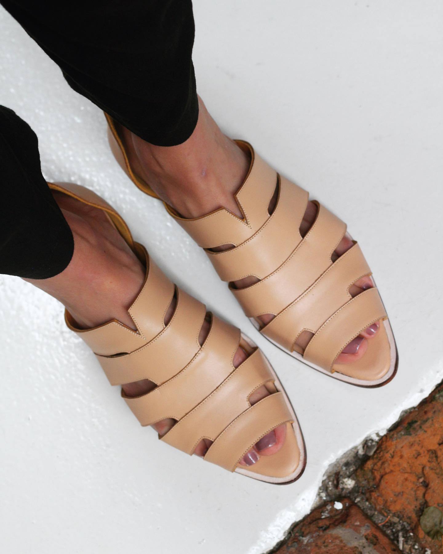 Flat pointed pen toe Roman sandals