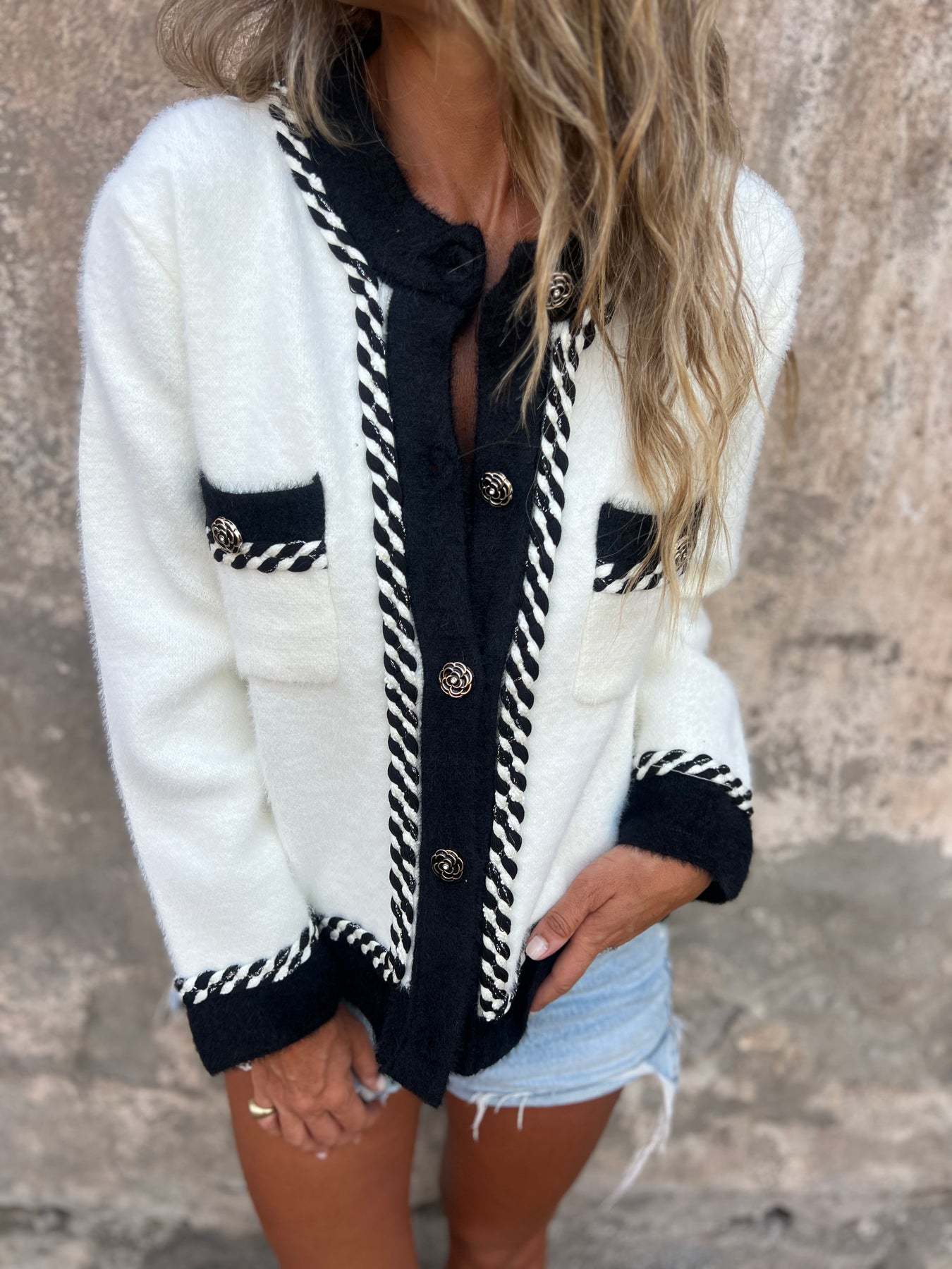 Black and white contrast long-sleeved pocket button knitted jacket