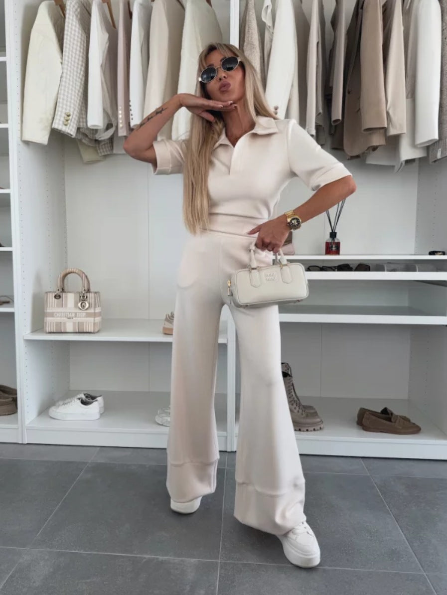 Zweiteiliger Anzug aus einfarbigem, kurzärmeligem Reversoberteil und hoch taillierter Hose mit weitem Bein