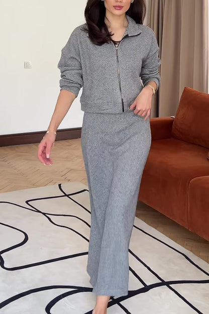 Zweiteiliges Set aus einfarbigem Strick-Revers-Reißverschlussoberteil und Maxirock