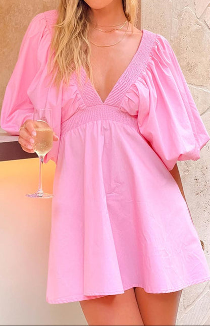 Chiarina Rosafarbenes Minikleid mit kurzen Ärmeln