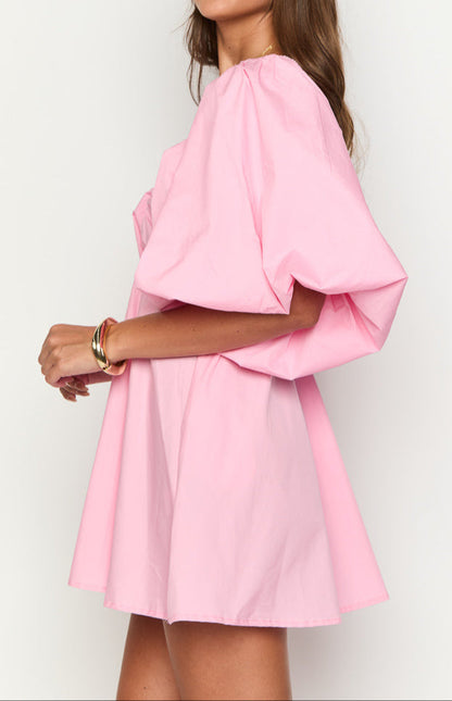 Chiarina Rosafarbenes Minikleid mit kurzen Ärmeln