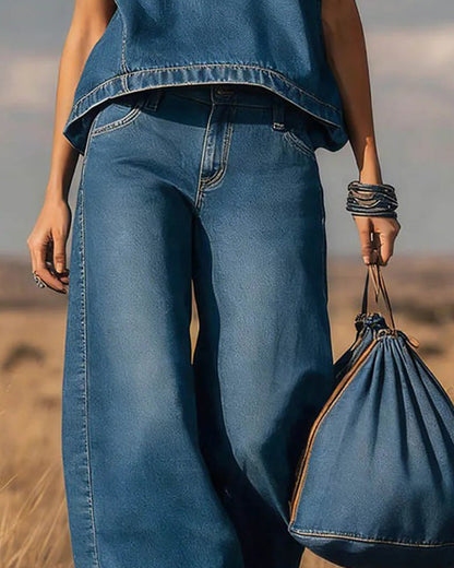 Set aus ärmellosem Oberteil und gebogenen Denimhosen
