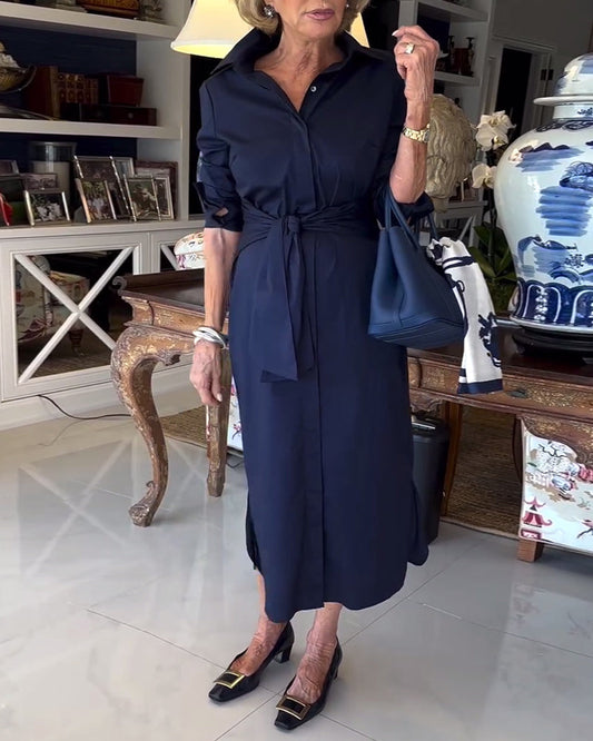 Modisches, einfarbiges kleid mit revers und krawatte