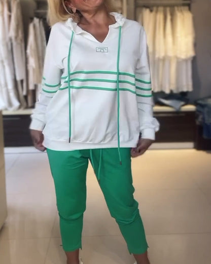 Lässiges kapuzenpullover-set mit streifenmuster