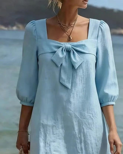 Kleid mit eckigem Ausschnitt und Schleife