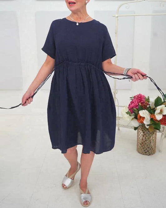 Elegantes Kleid mit einfarbigem Spleiß und Kordelzug