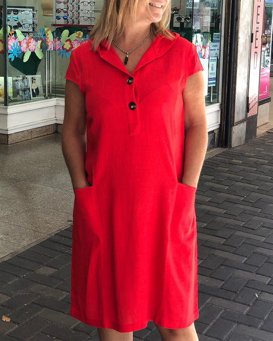 Lässiges, einfarbiges kleid mit kapuze und knopfleiste