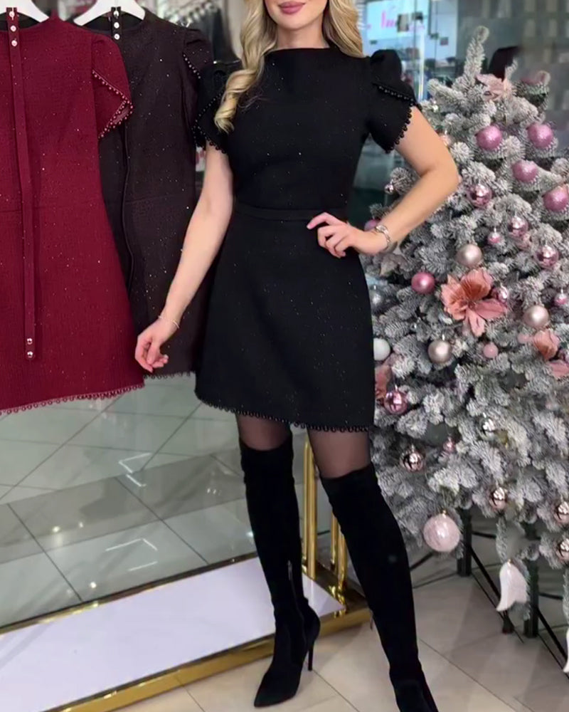 Üppig verzierter Perlenbesetzter Slim-Fit-Kleid