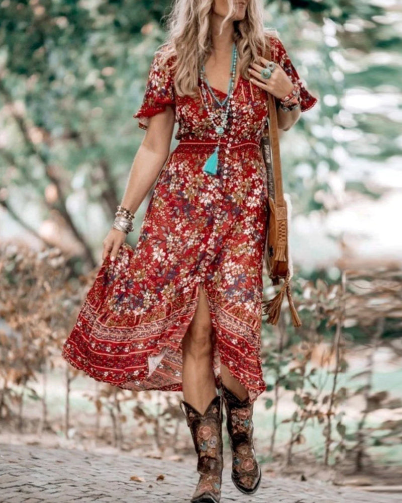 Boho-bedrucktes kleid mit kurzen ärmeln und schlitz