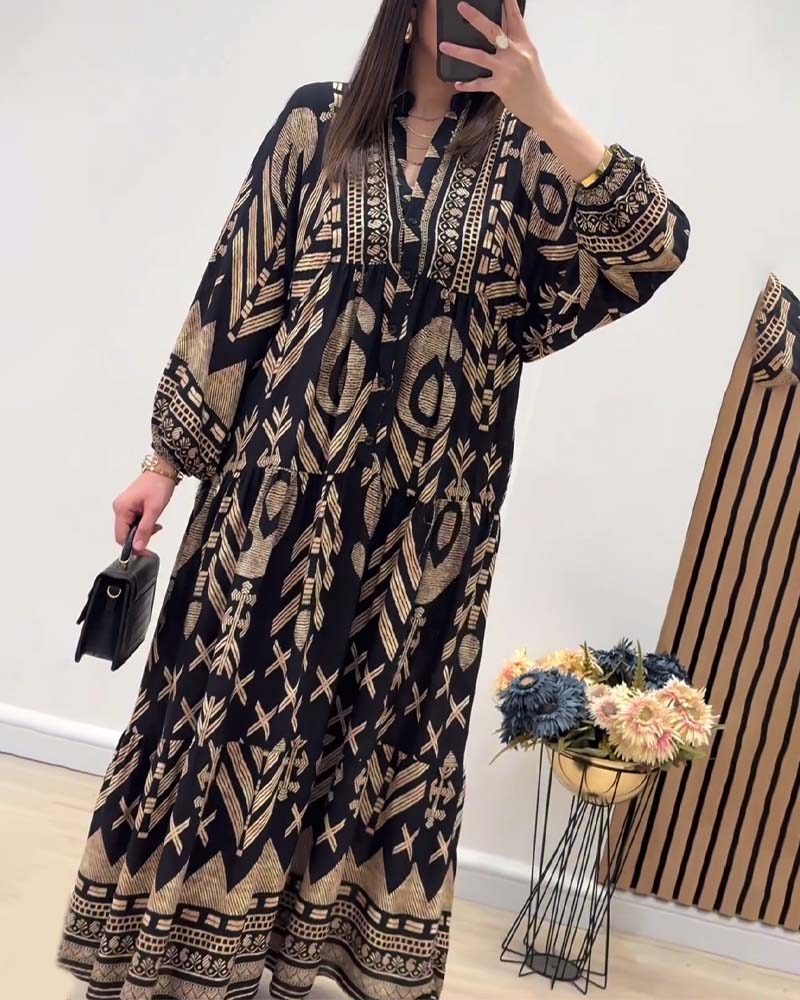 Bedrucktes kleid mit v-ausschnitt und langen ärmeln