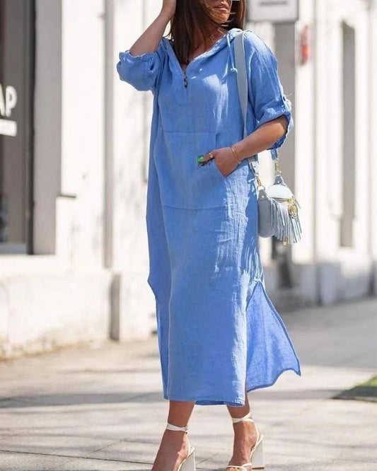 Lässiges kleid mit kapuze und einfarbigem schlitz und tasche
