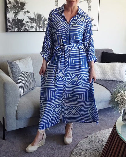 Lässiges Kleid mit geometrischem Muster zum Binden