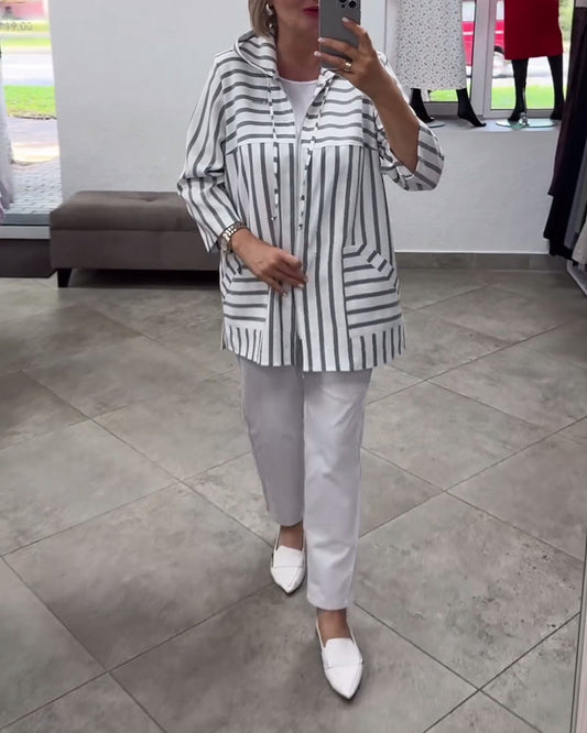 Freizeitmantel mit kapuze und gestreiften taschen