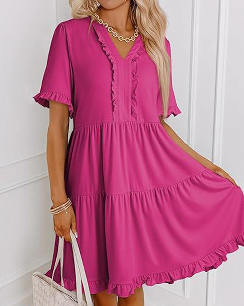 Kleid Rüschenbesatz V-Ausschnitt Stufensaum