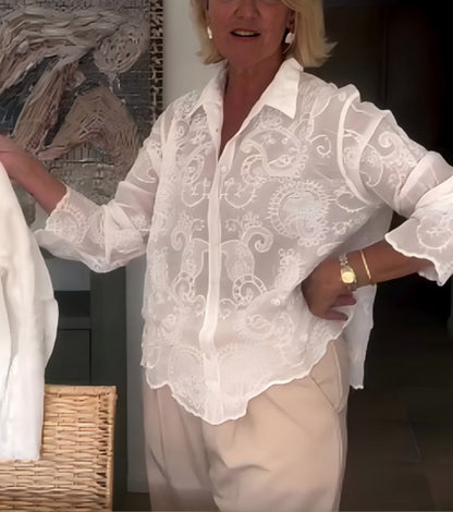 Hemd langärmlig mit Kragen bestickt