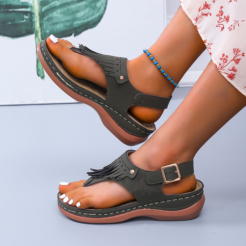 Clara Schwarz Fransen: Boho-Chic Sandalen – Trendsetter für stilvolle Auftritte