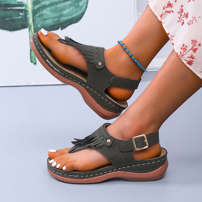 Clara Schwarz Fransen: Boho-Chic Sandalen – Trendsetter für stilvolle Auftritte