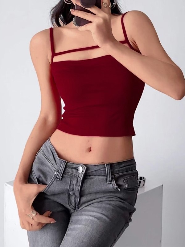 Unifarbenes Y2k Cami Top mit Auslassungen im Crop Style
