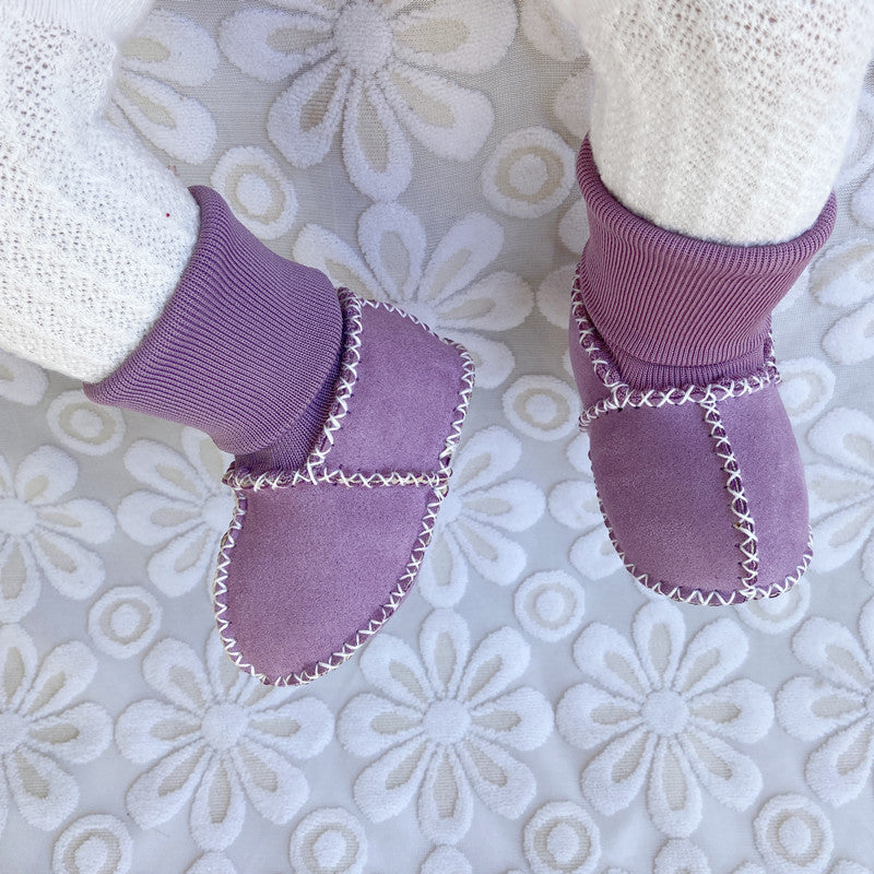 Warme Pelz-Babysocken lila