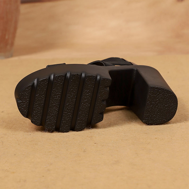 Sommermode: Plateau-Sandalen mit hohen Absätzen