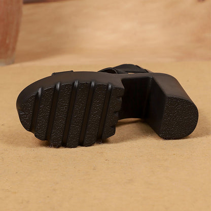 Sommermode: Plateau-Sandalen mit hohen Absätzen