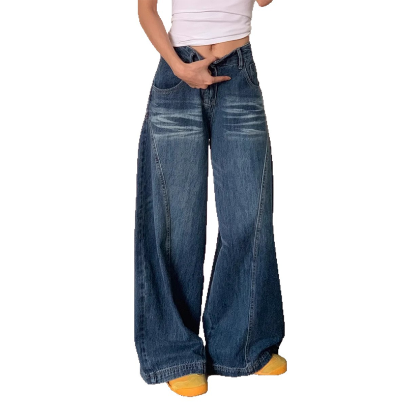 Lässige Damenjeans mit hoher Taille und ausgestelltem Bein