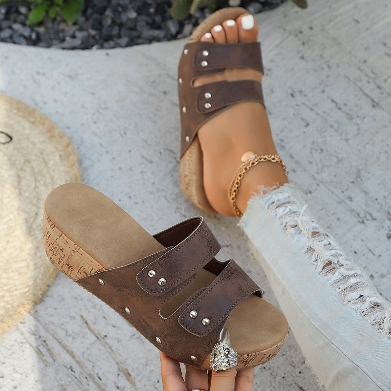 Damen-Sandalen mit Keilabsatz und Nietenverzierung