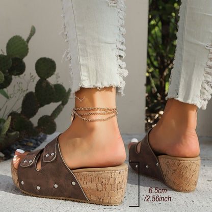 Damen-Sandalen mit Keilabsatz und Nietenverzierung