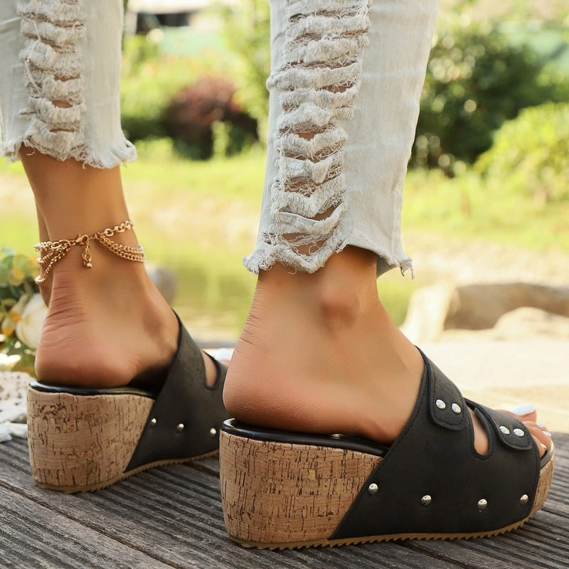 Damen-Sandalen mit Keilabsatz und Nietenverzierung