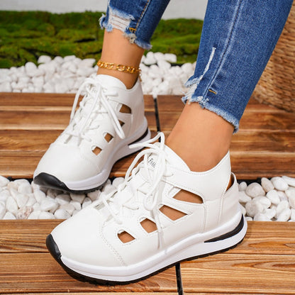 Atmungsaktive Sneakers mit Cut-Outs, Schnürung und Plateau