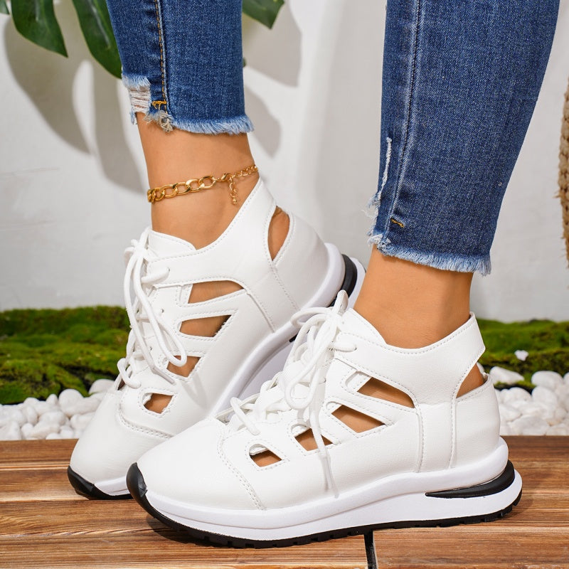 Atmungsaktive Sneakers mit Cut-Outs, Schnürung und Plateau