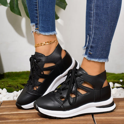 Atmungsaktive Sneakers mit Cut-Outs, Schnürung und Plateau