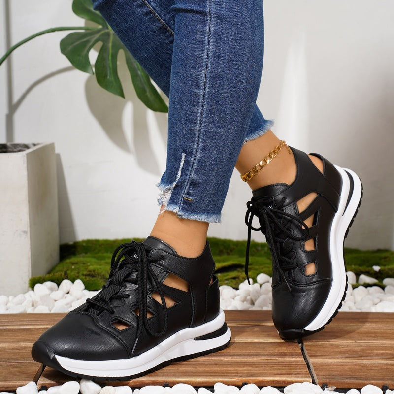 Atmungsaktive Sneakers mit Cut-Outs, Schnürung und Plateau