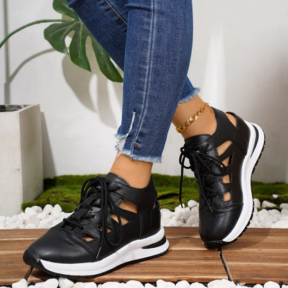Atmungsaktive Sneakers mit Cut-Outs, Schnürung und Plateau