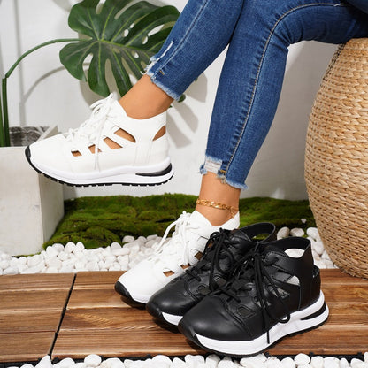 Atmungsaktive Sneakers mit Cut-Outs, Schnürung und Plateau