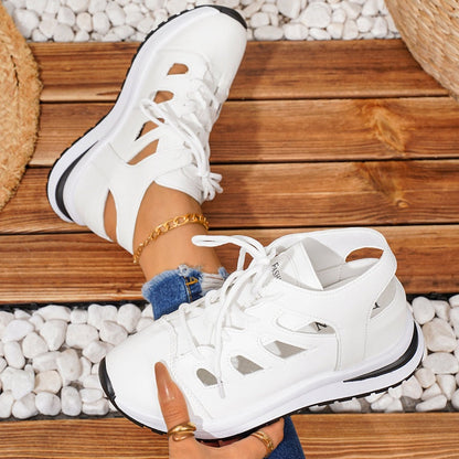 Atmungsaktive Sneakers mit Cut-Outs, Schnürung und Plateau