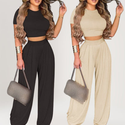 Zweiteiliges Set für Damen: figurbetontes Kurzarm-T-Shirt und lockere Hose