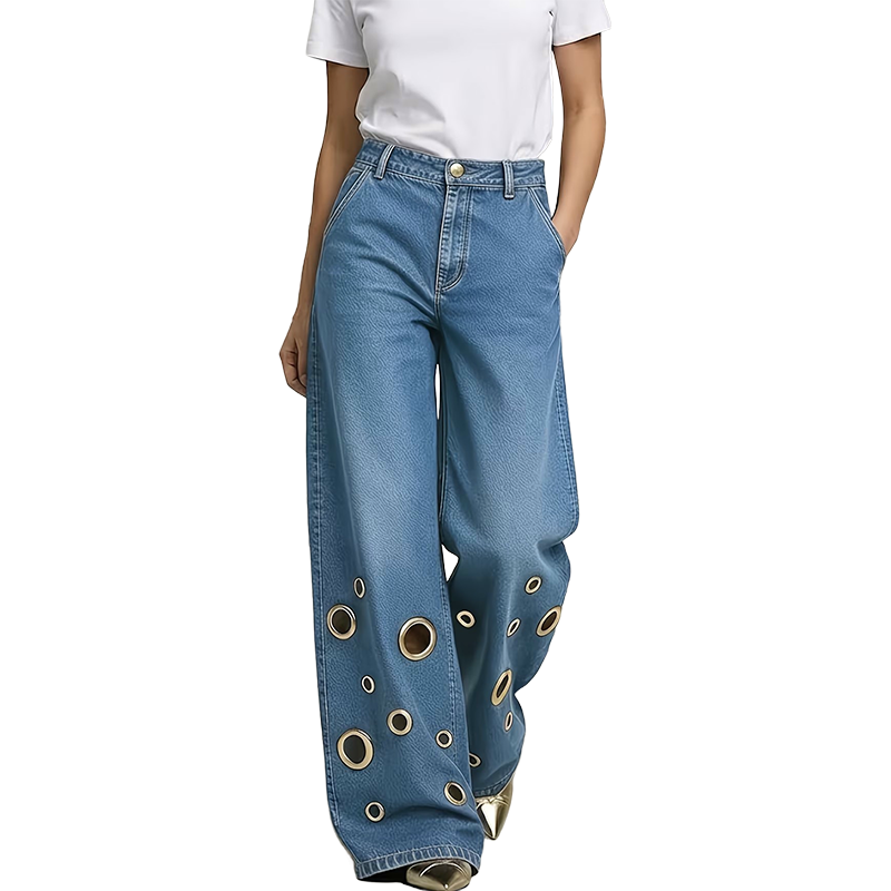 Damenjeans mit Metallösen und Ausschnitten, weit geschnitten